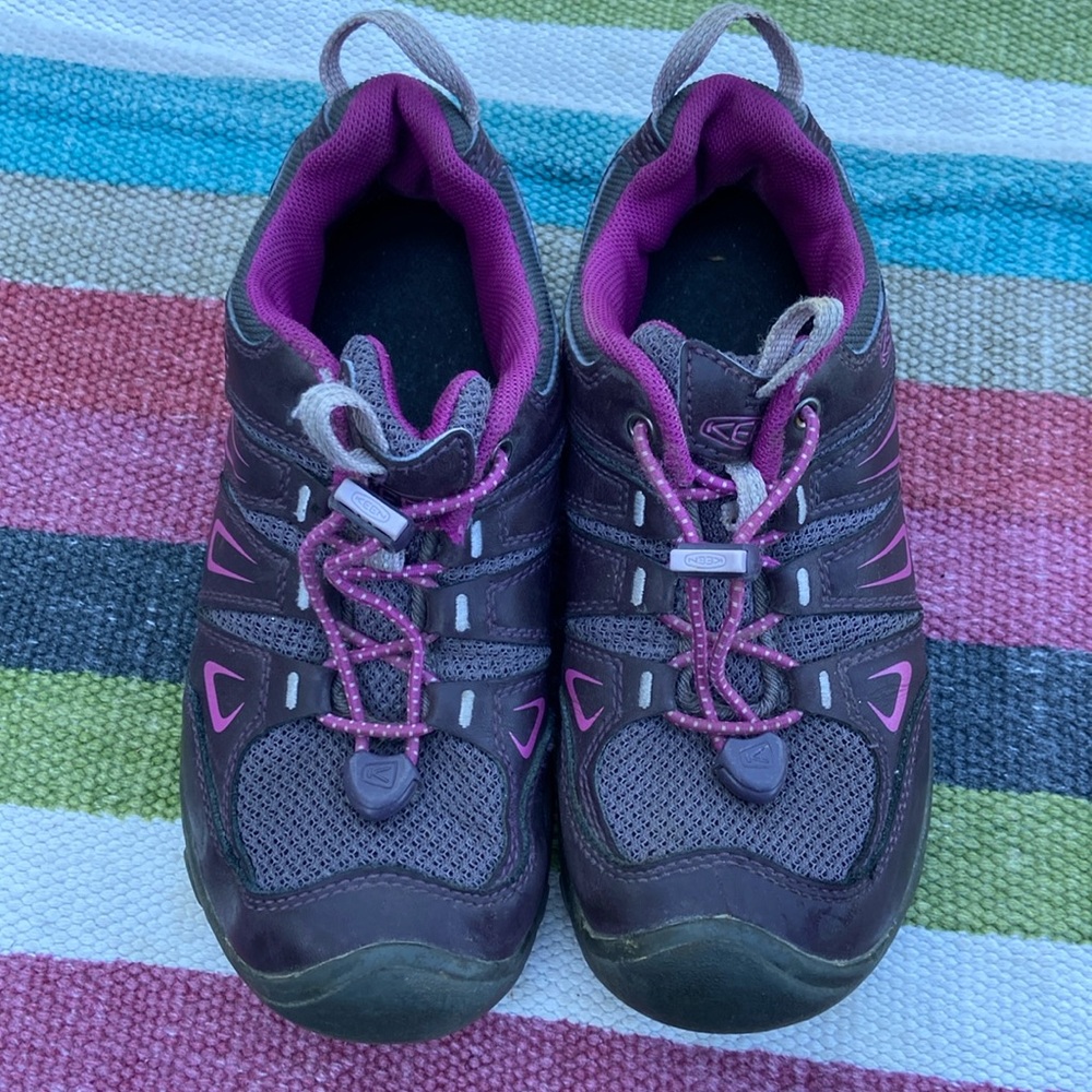 Girl’s hiking shoes with cinch laces, size 2